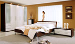 Луксозна спалня по поръчка с нестандартна табла на леглото и врати от матово стъкло на гардероба 26-